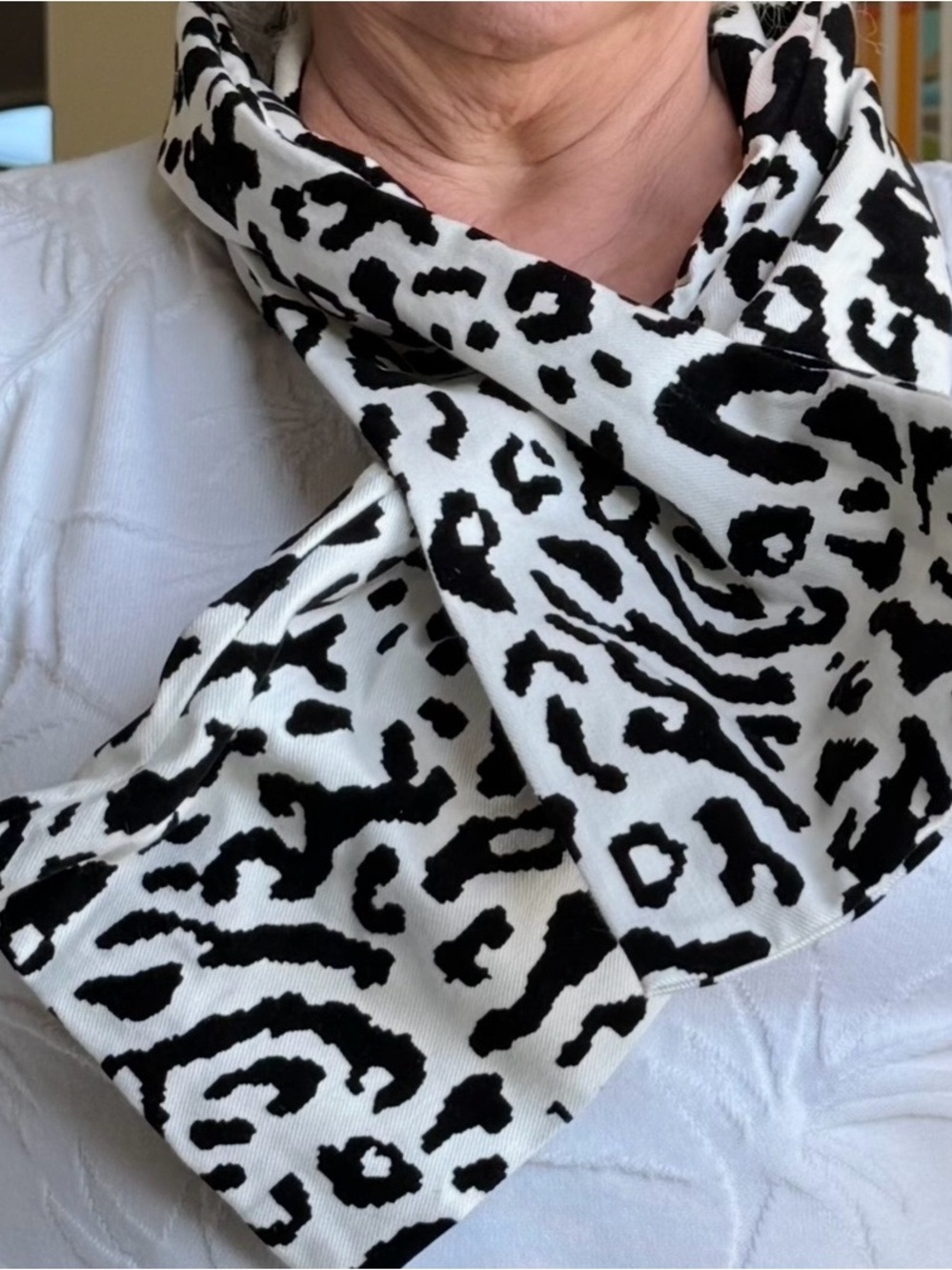 Bendable Woman’s New Black & White Animal Print Scarf Grandma Artsy Nouveau